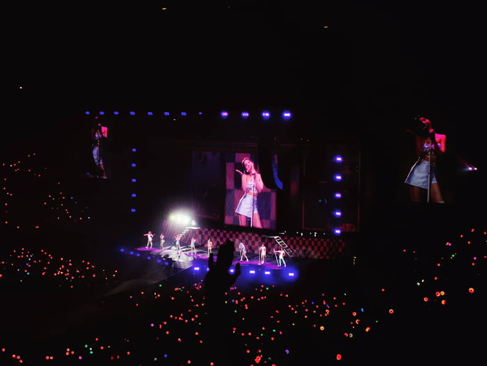 Photo : The Forum - Nayeon doing her thing