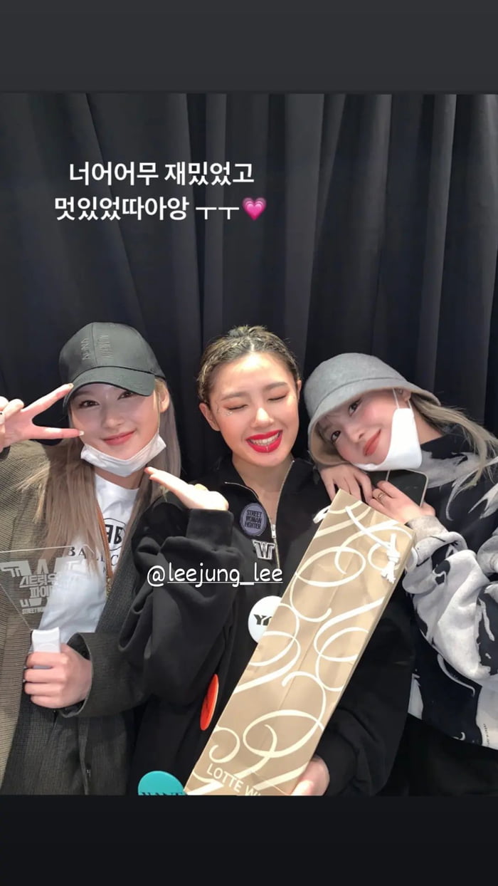 Photo : Twicetagram Story Update - Momo and Sana selca with Lee Jung Lee