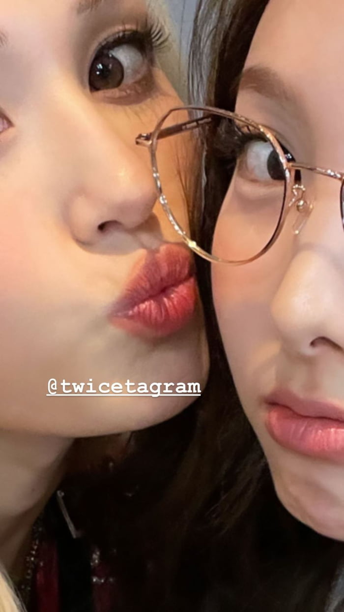 Photo : Somsomi0309 instagram story update - Nayeon and Somi