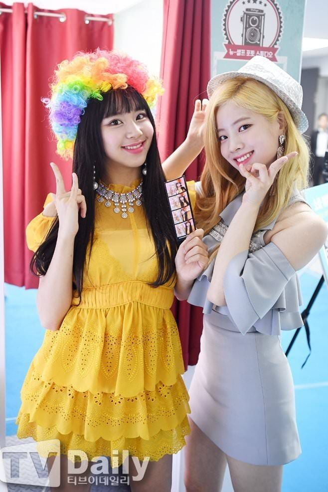 Photo : Chaeyoung and dahyun