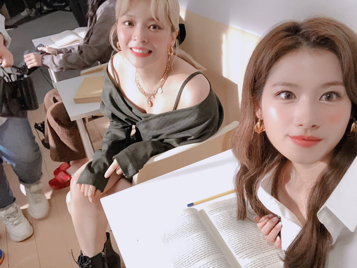 Photo : Jeongyeon & Sana