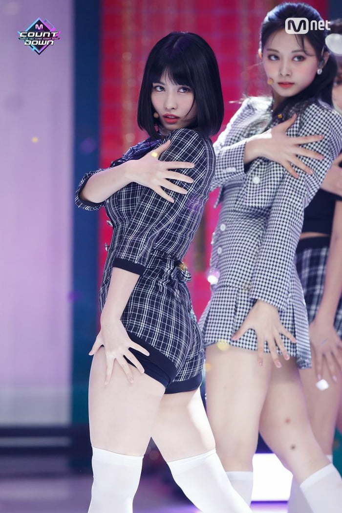 Photo : Momo and Tzuyu