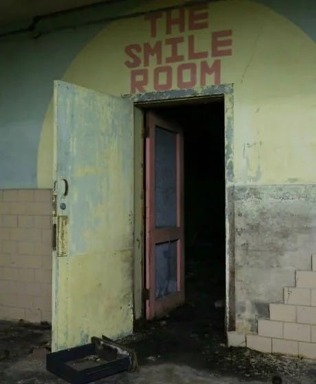 The Smile Room - 9GAG