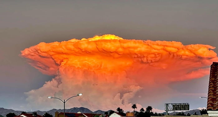 this-vegas-cloud-upfront-of-the-sunset-looks-like-a-nuclear-mushroom