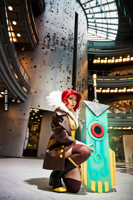 Red Cosplay from Transistor. leaves me speechless. 9GAG