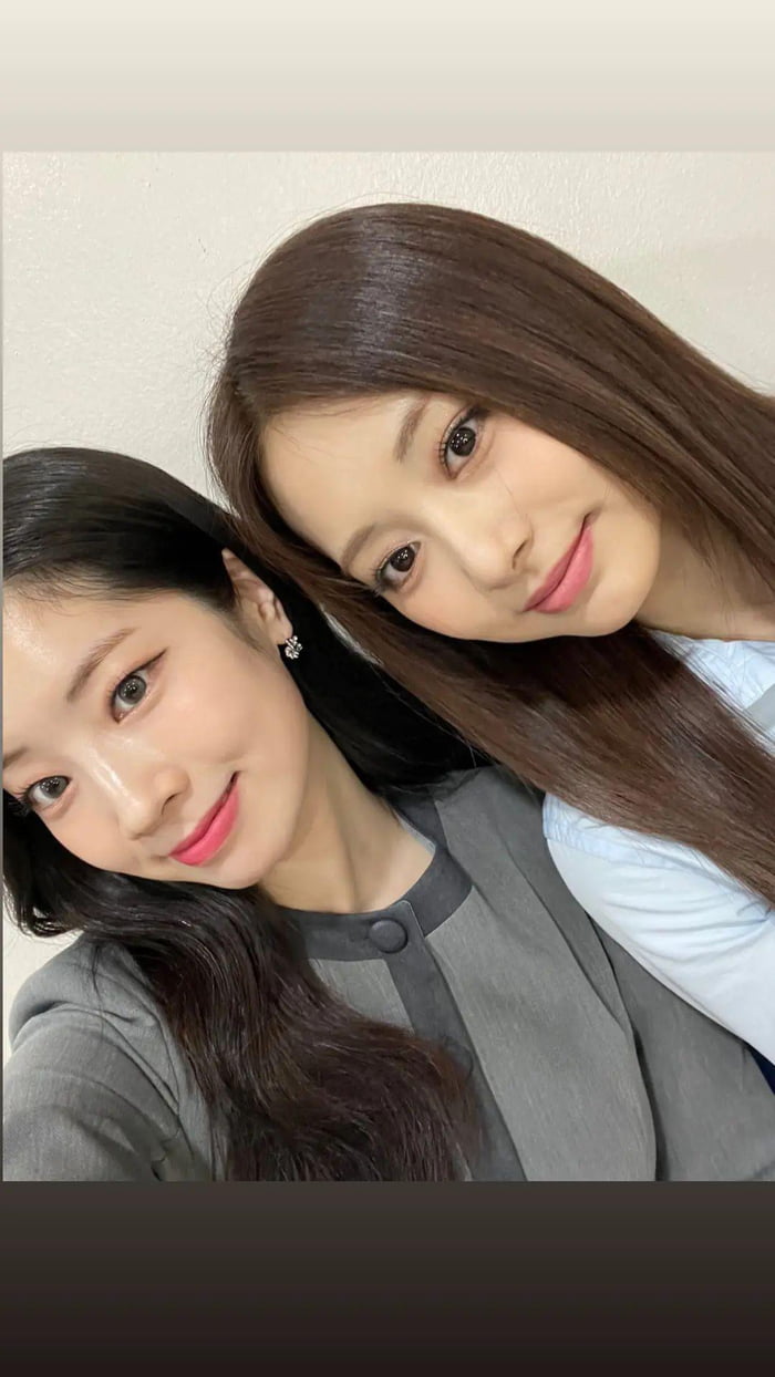 Photo : Twicetagram story update - Tzuyu and Dahyun