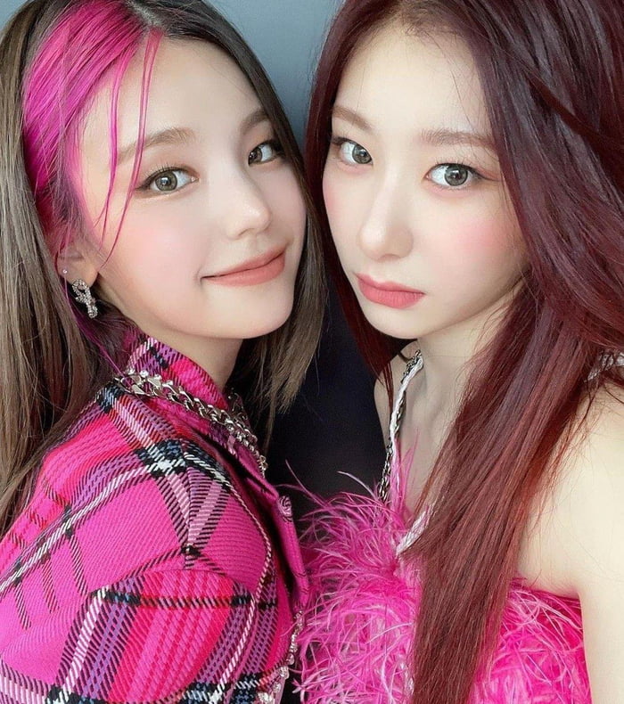 Photo : Chaeryoung & yeji