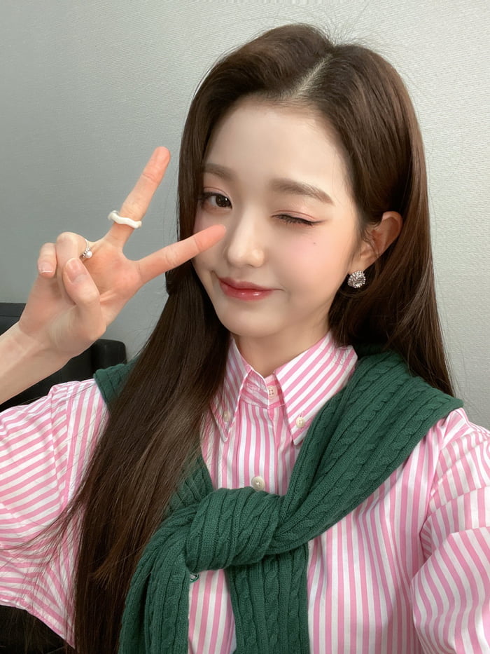 Photo : 220304 - IVE Official Twitter Update with Jang Wonyoung