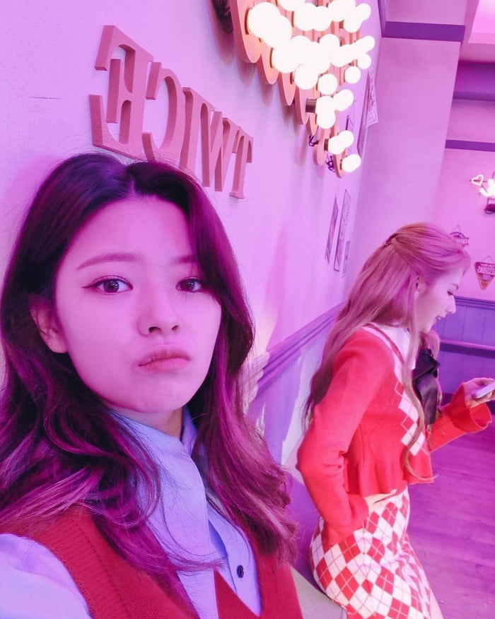 Photo : Twicetagram Update - Jeongyeon photo ft. Sana