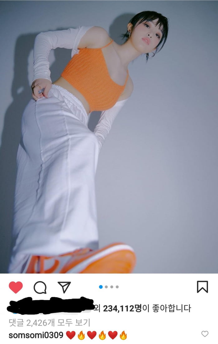 Photo : 210625 Somi Comment On Yena's Post