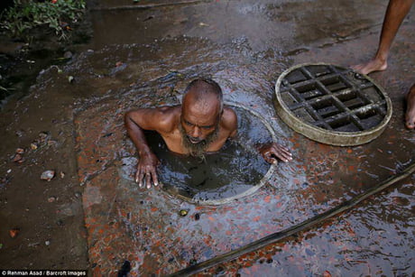 You Think You Work Sucks Bangladesh Sewer Cleaners Claw Out Blockages For 10 A Day 9gag