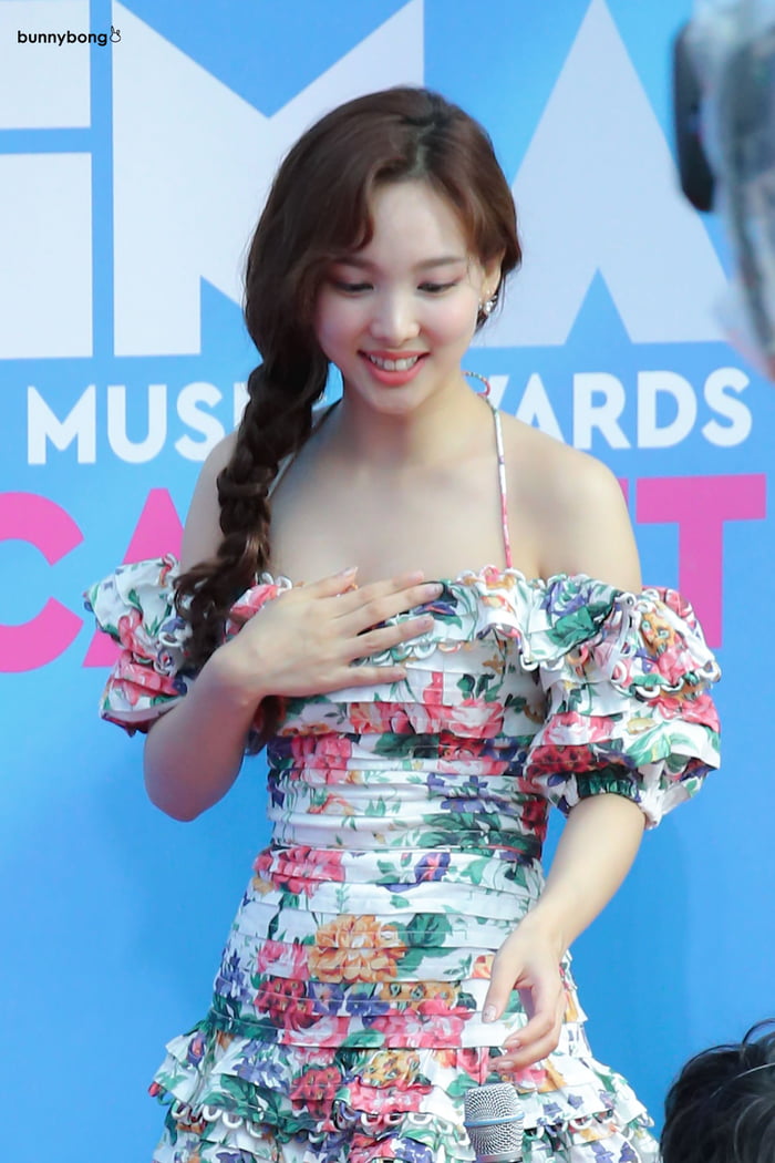 Photo : Nayeon is kind of pretty too!