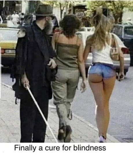 Great ass walking the streets