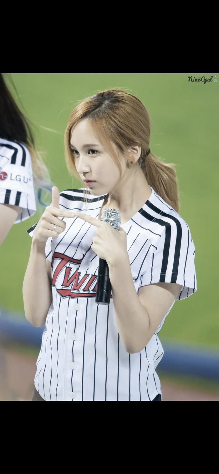 Photo : Mina at a baseball game