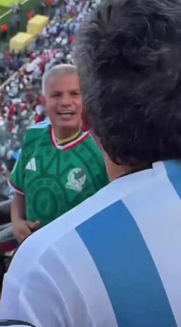 Argentinian insulting a Mexican guy just for wearing a Mexican jersey but he handles him perfectly